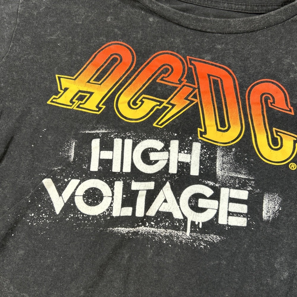 t-shirt features a vibrant yellow and red "AC/DC High Voltage" graphic Xl